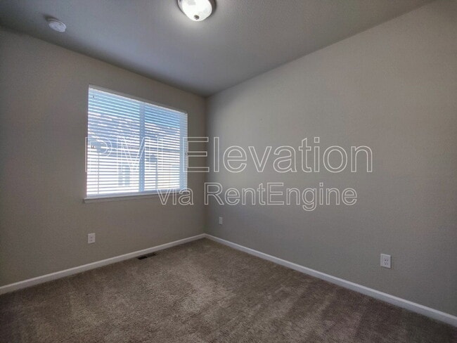 Building Photo - 530 E Dry Creek Pl