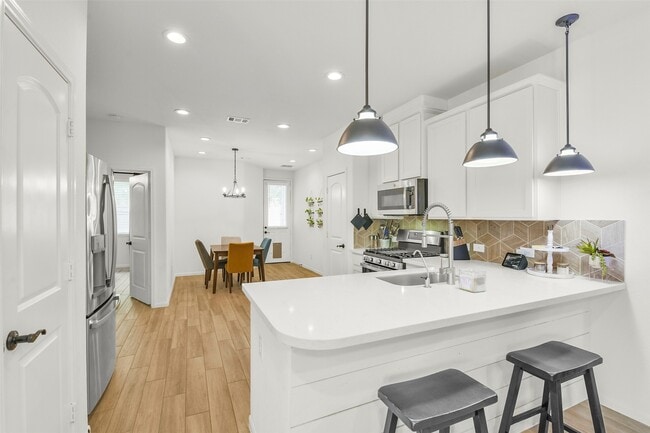 Building Photo - 5526 Hyde Park Dr