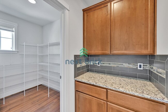Building Photo - A spacious 4-bedroom+ 2 dens +Bonus Room a...