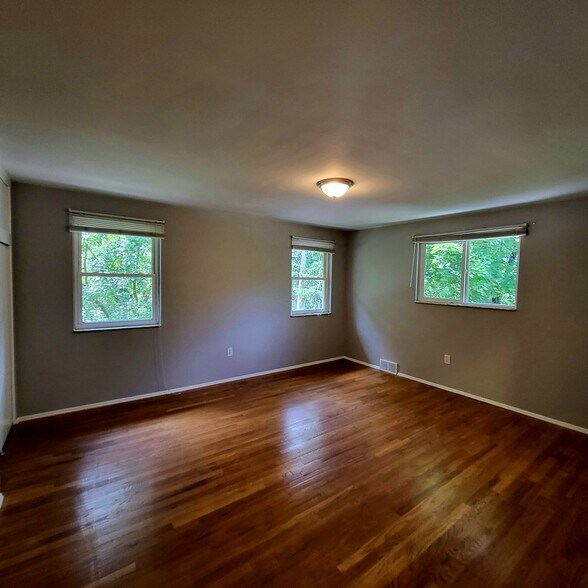 Building Photo - 549 Cumberland Rd