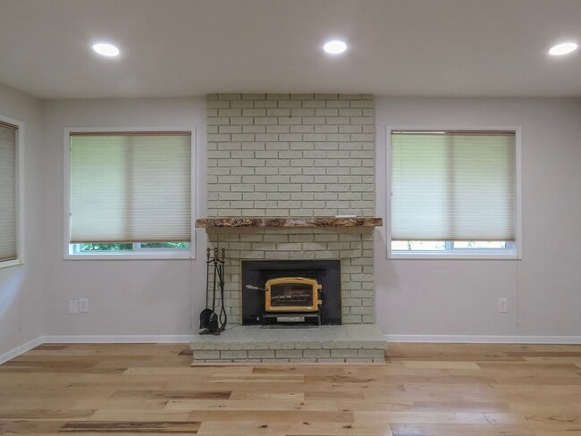 Building Photo - Gorgeous Ranch Style 3 Bedroom Home In Lake Oswego Available Now !!!