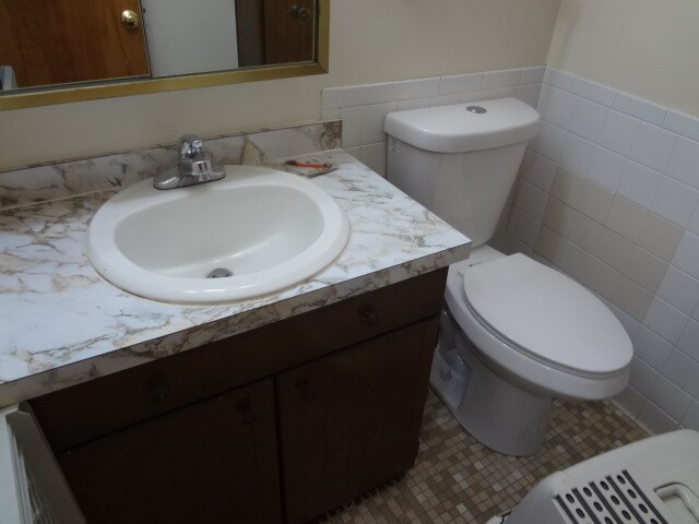 Half bathroom - 1517 Cambria Dr