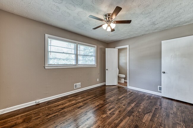 Building Photo - 3 bedrooms & 1.5 bath in Decatur!