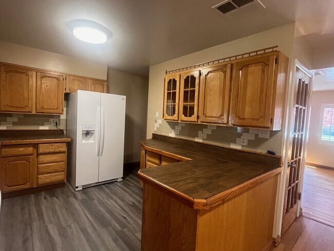 Building Photo - 6448 Iris Way