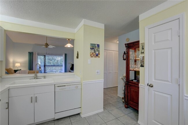 Building Photo - 9635 Riverside Dr