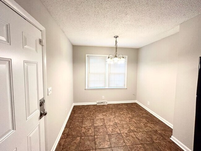 Building Photo - THREE BEDROOM/TWO BATH SPACIOUS HOME - CENTRAL LOCATION