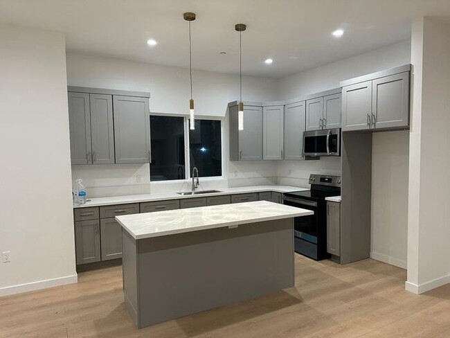 Building Photo - Stunning 3 Bedroom 2 Bathroom House for Re...