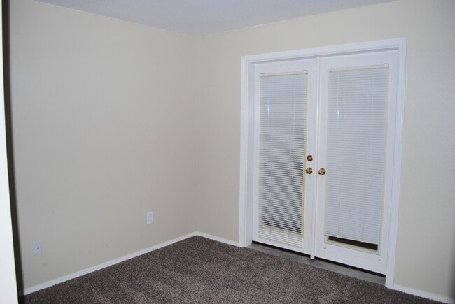 Building Photo - Remodeled Bellevue Condo