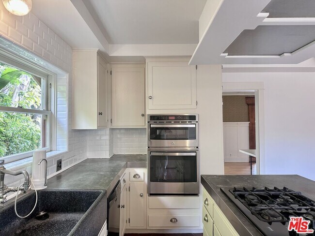 Building Photo - 2216 Meade Pl