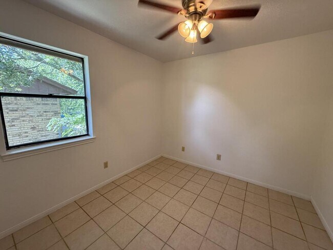 Building Photo - 205 Jason Dr