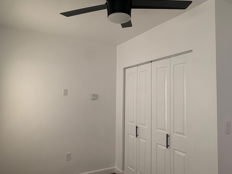 Building Photo - 1227 E 7th St