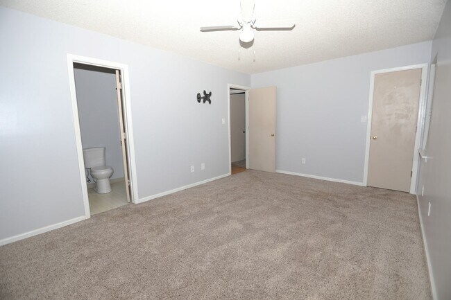 Building Photo - 621 S Hampton Dr
