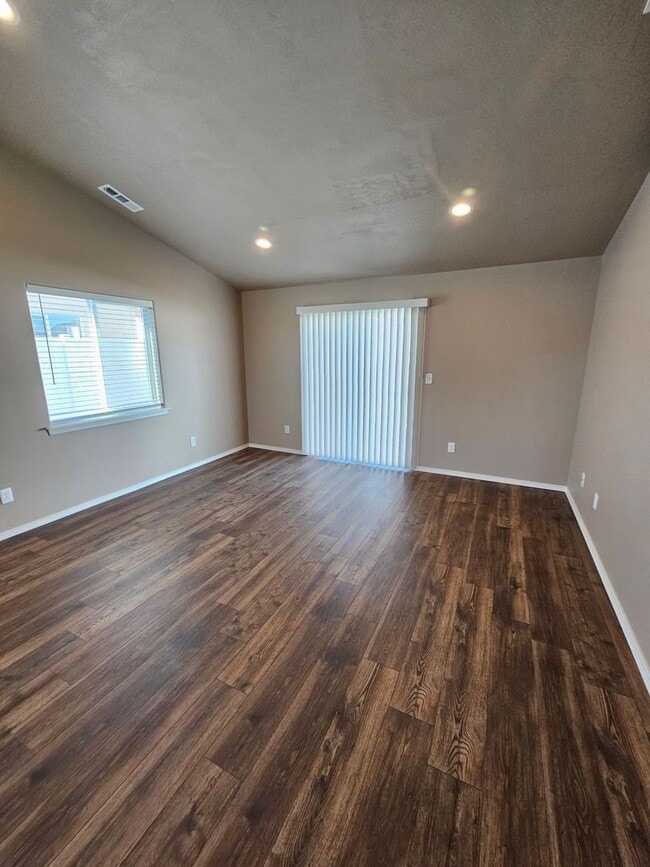 Building Photo - 3 Bedroom Home-January rent FREE with 12 month lease!