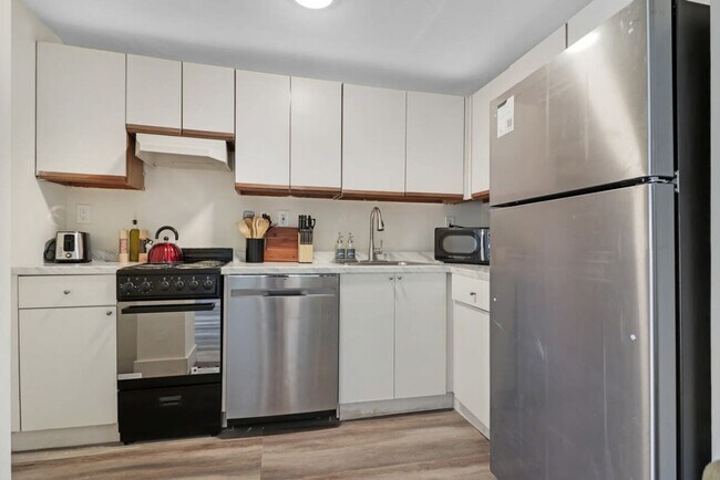 Building Photo - 1300 Collins Ave