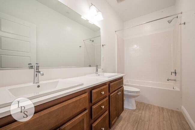 Building Photo - 2022 South/East Fresno Home, 4BR/2BA - Lots of Amenities!