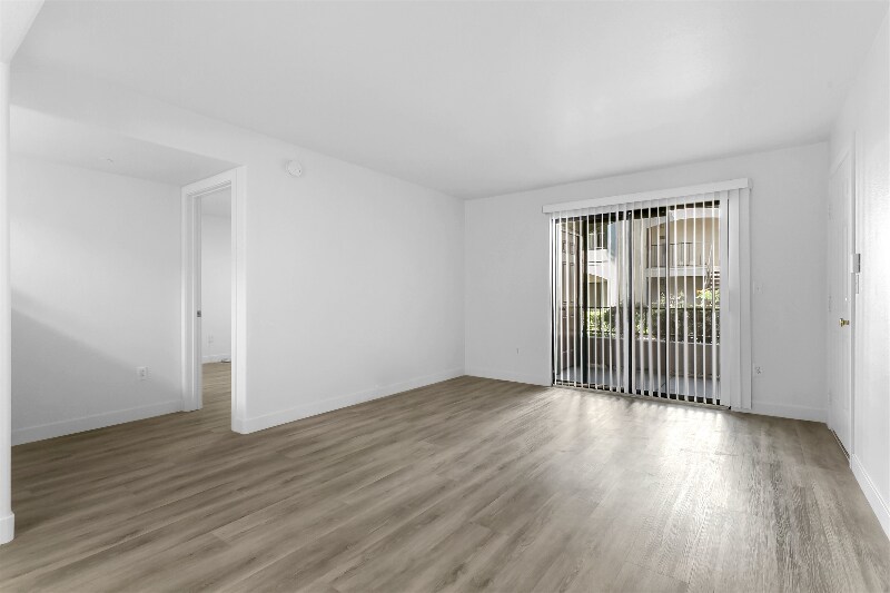 Building Photo - 950 Seven Hills Dr