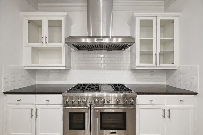 Building Photo - 5136 Chevy Chase Dr
