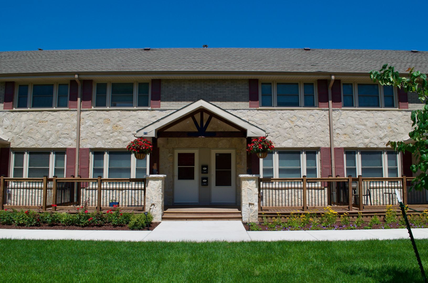 Building Photo - 100 E Chateau Pl
