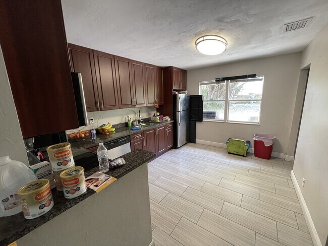 Building Photo - 208 Coventry St