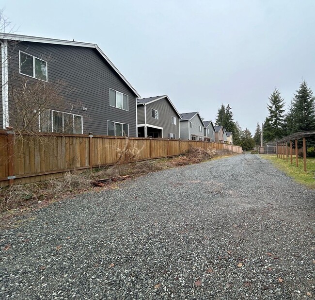 Building Photo - 4 Bedroom Approx. 2,244 Sq. FT fully fence...