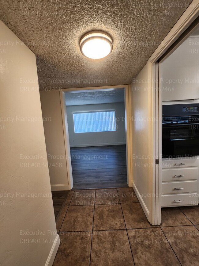 Building Photo - 3 bedroom/ 2 bathroom home located near th...