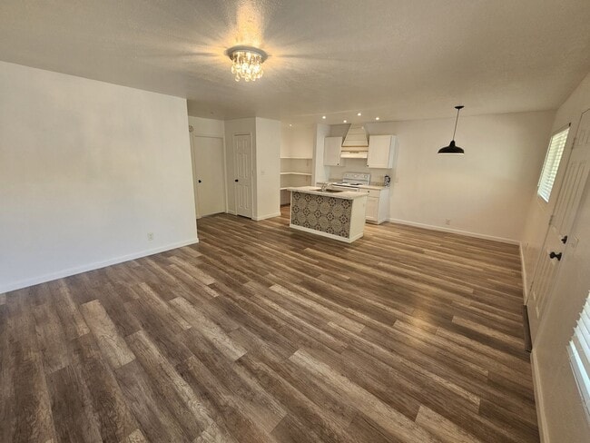 Building Photo - 2 Bedroom 1 Bath Apartment for Rent in Corning!