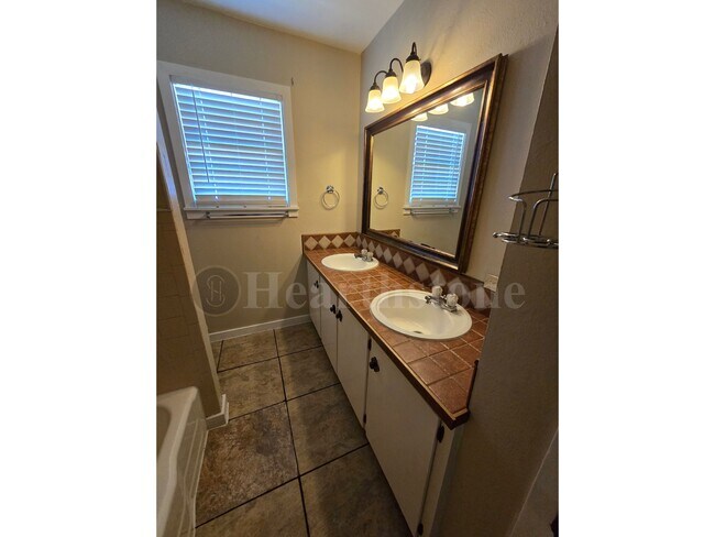 Building Photo - 717 Sandia Dr