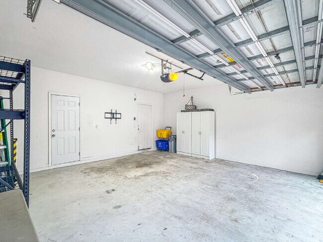 Building Photo - Spacious 3BR Townhome in Gated Villa Palma | Garage | Community Pool