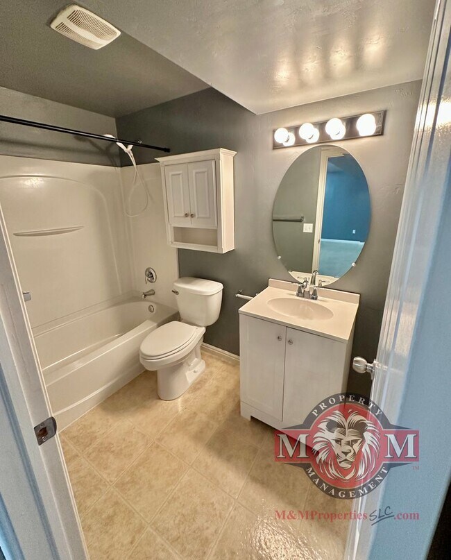 Building Photo - 3 Bd 3.5 Bath Model Like Townhome in Riverton