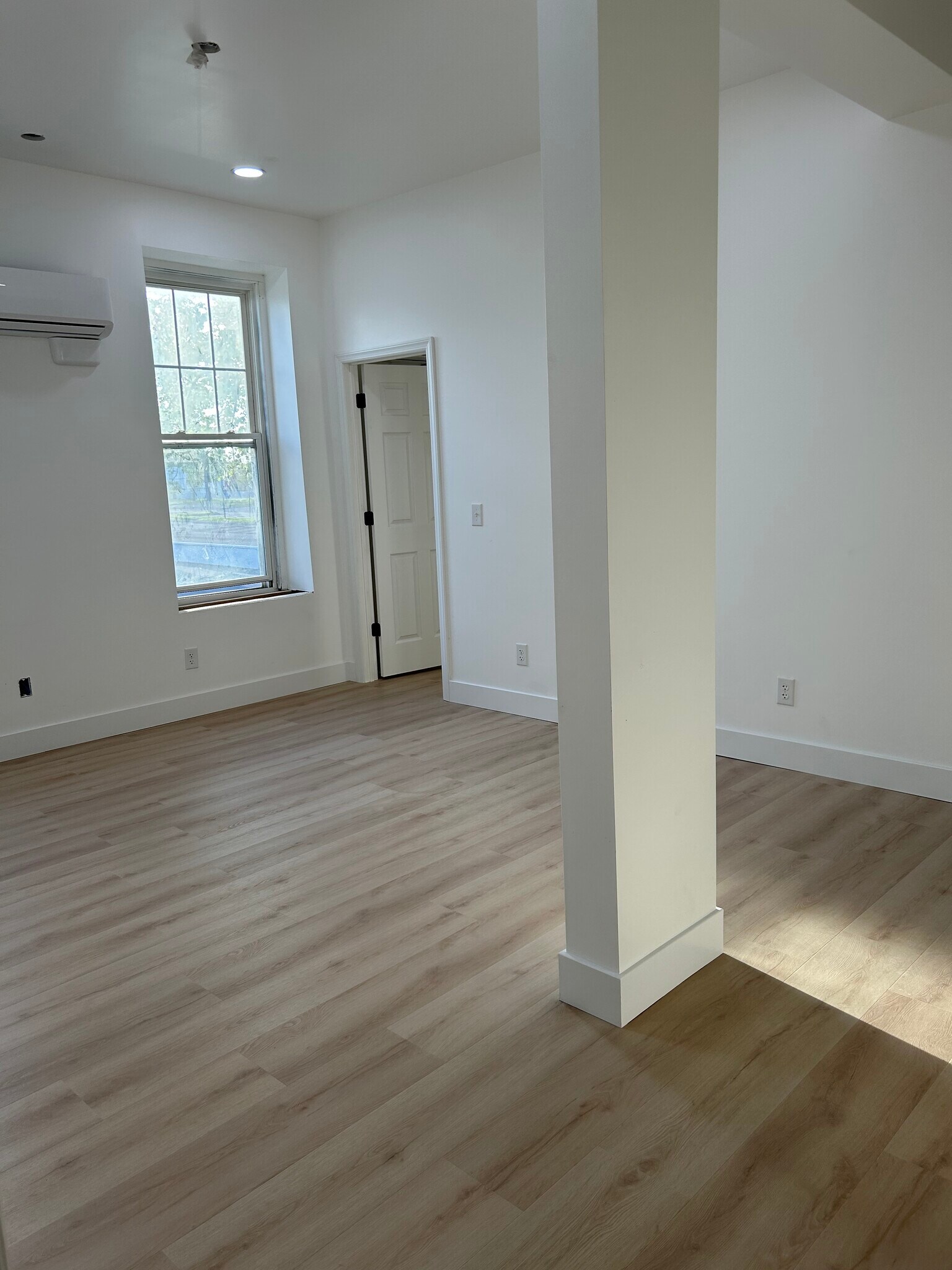Building Photo - 600 E Landis Ave