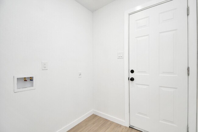 Building Photo - 9912 Cardinal St