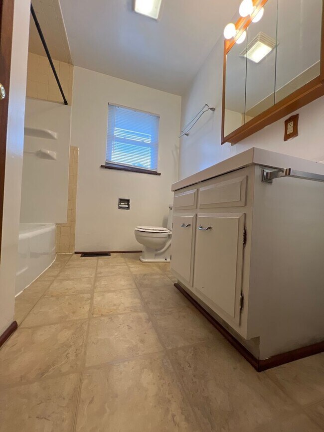 Building Photo - 308 N Overhill Dr
