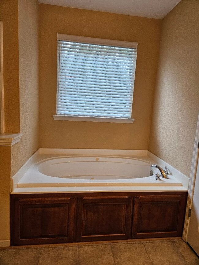 Building Photo - 4 Bedroom in Perrydise! Available to view ...
