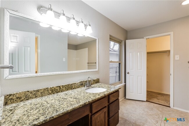 Building Photo - 13031 Feather Ridge Dr