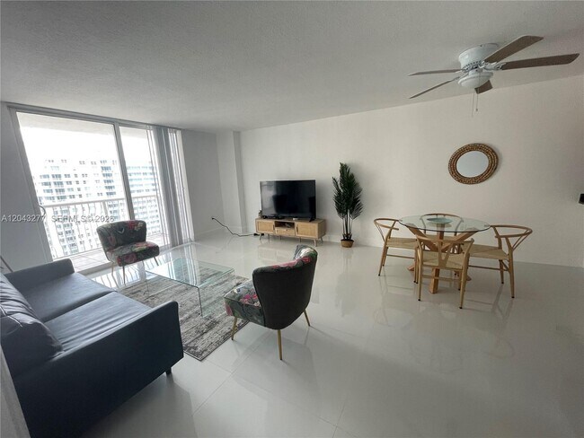 Building Photo - 1200 Brickell Bay Dr