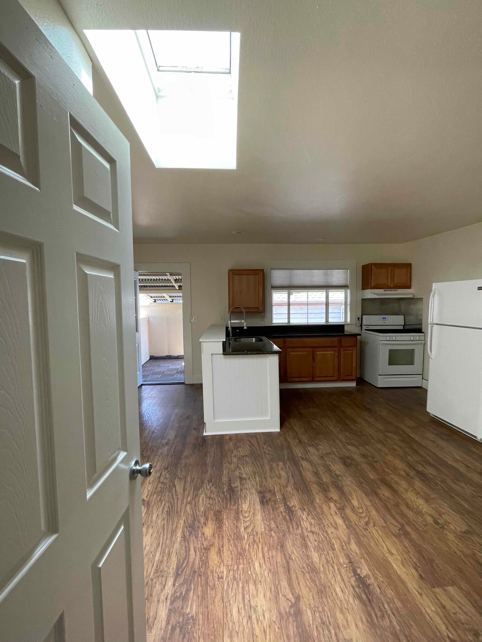 Building Photo - 103 7th St