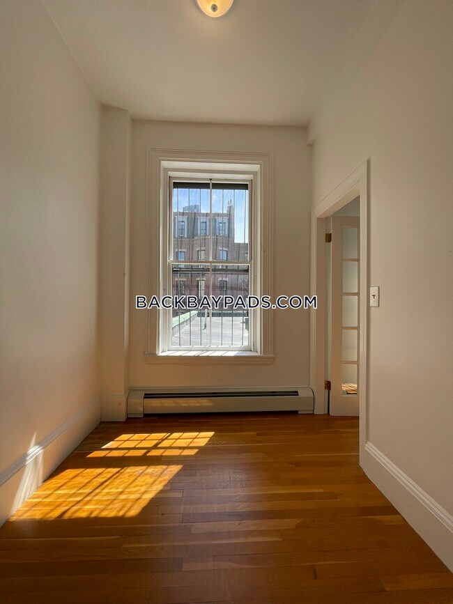 Building Photo - 370 Marlborough St