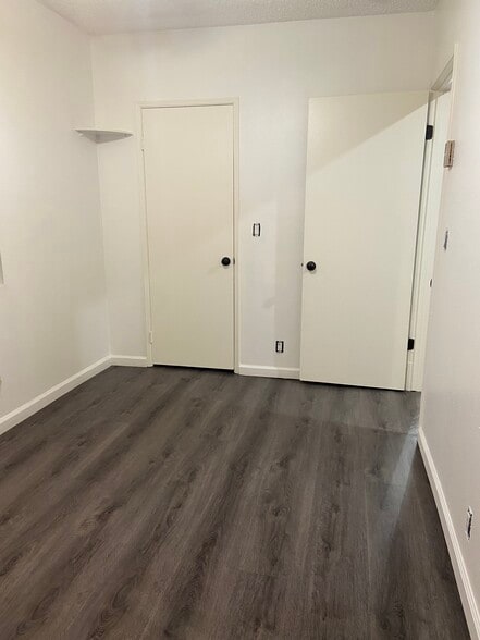 Building Photo - 923 E 21st St