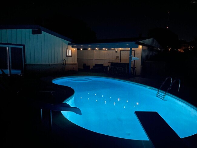Building Photo - 4 Rockcliff Cir