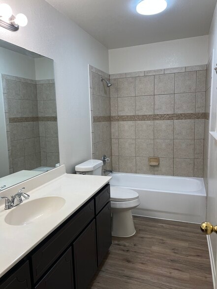 Building Photo - 409 Topeka Ct