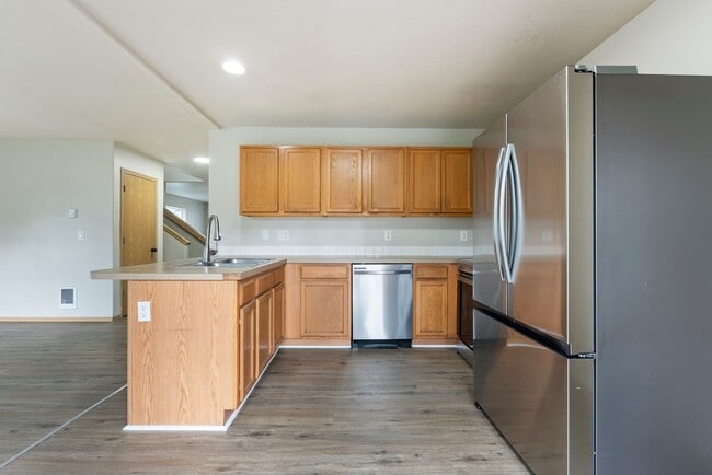 Building Photo - Beautiful Renovated 4b/2.5 bath home - SE Portland