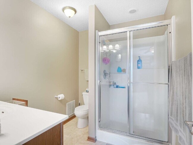 Building Photo - 3 Bedroom End Unit Townhome Available Sept...