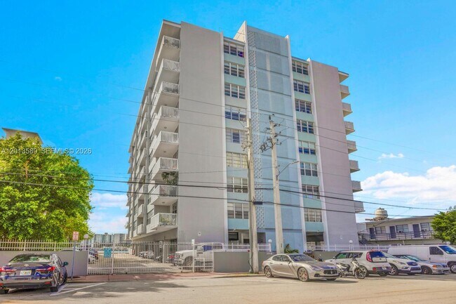 Building Photo - 2016 Bay Dr