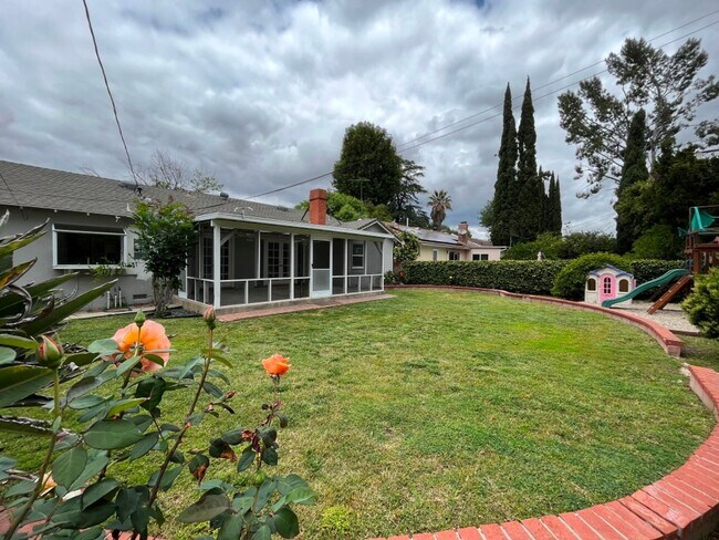 Building Photo - MOVE-IN READY 4+2 w/en-suite + great backy...