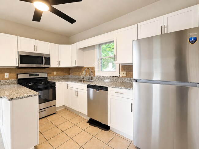 Building Photo - 402 Hall Ave
