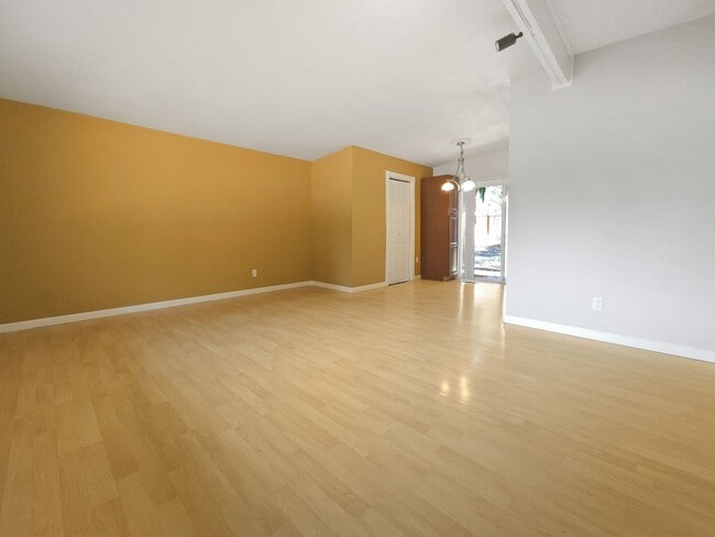 Building Photo - Bright Rambler in Prime Location