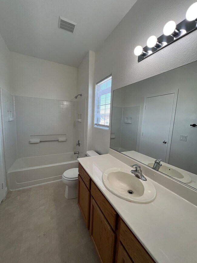 Building Photo - Great 3 bedroom 2.5 Townhouse with a 2 car...
