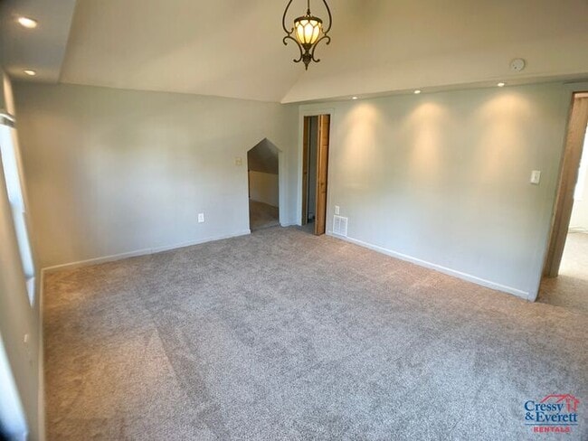 Building Photo - Spacious 3 Bedroom House in Niles