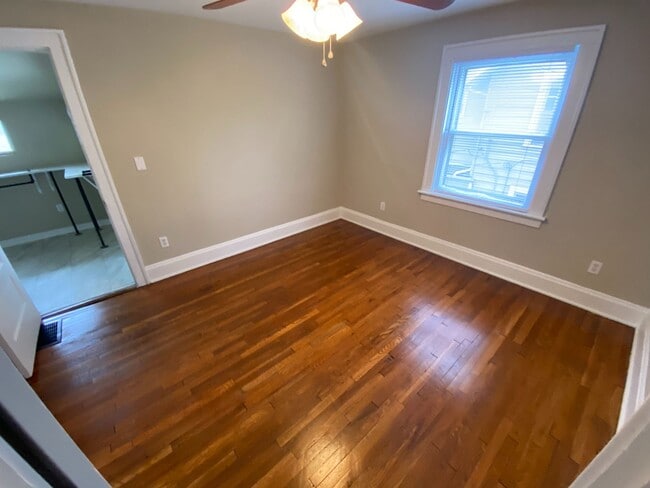 Building Photo - 3 Bedroom House - Grandview Area