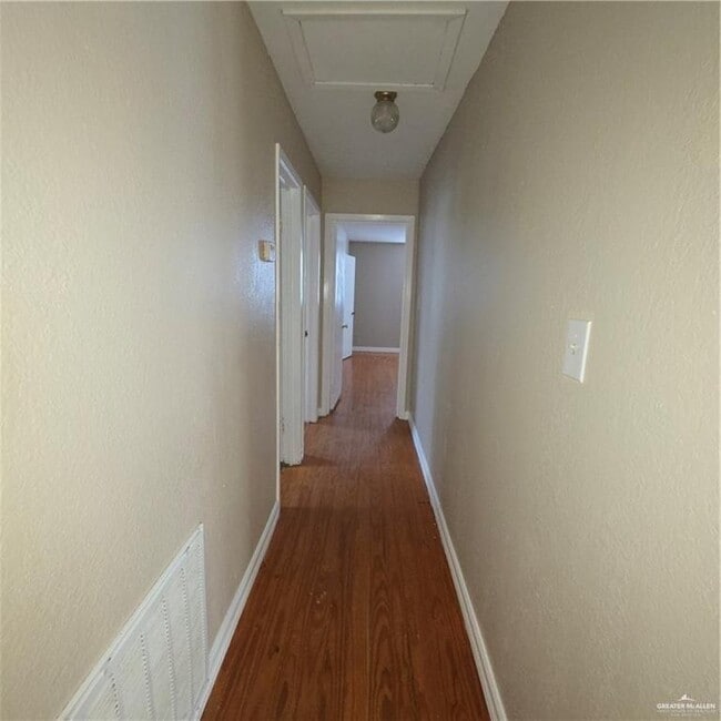 Building Photo - 26 Lago Vista Dr